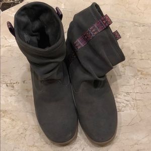 Size 8 Toms slip on boots